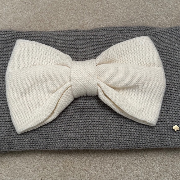 Kate Spade Gathered Bow Neckwarmer in Grey/White (picture demonstrates fit) NWOT - Picture 2 of 4